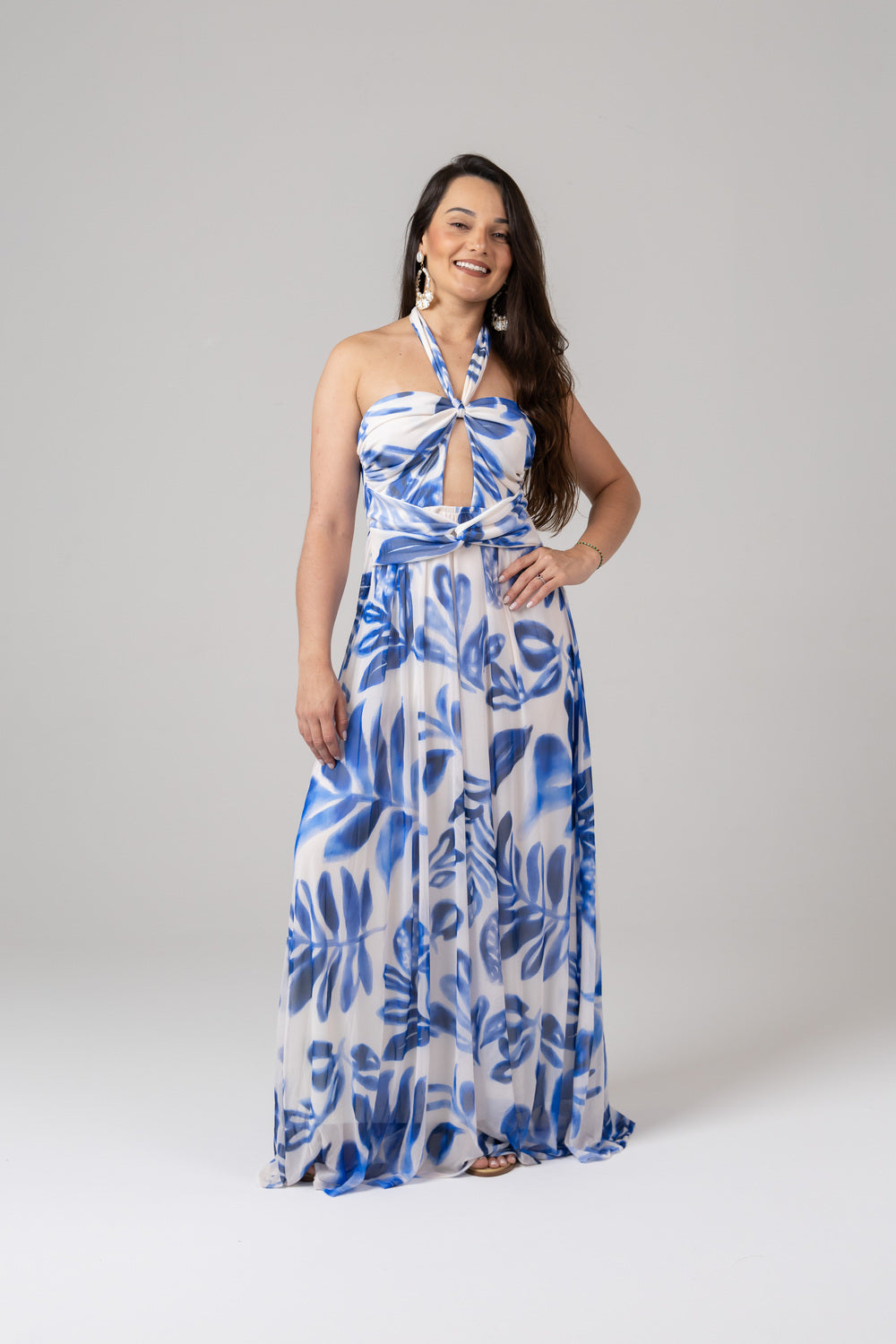 VESTIDO LONGO BRANCO FLORAL AZUL COM AMARRAÇÃO NO PESCOÇO