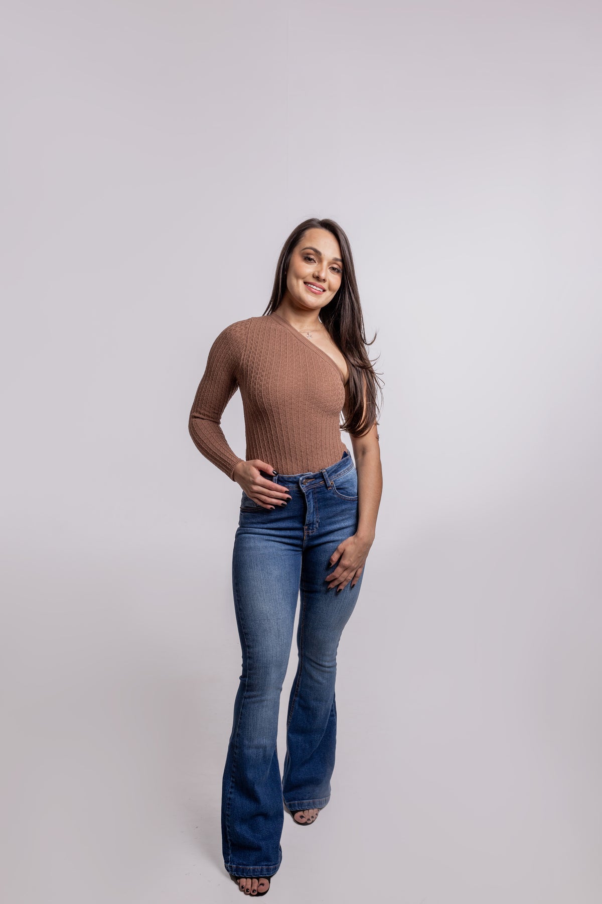 CALÇA JEANS FEMININA FLARE AZUL COM CÓS ALTO - MODERNIDADE E SOFISTICAÇÃO