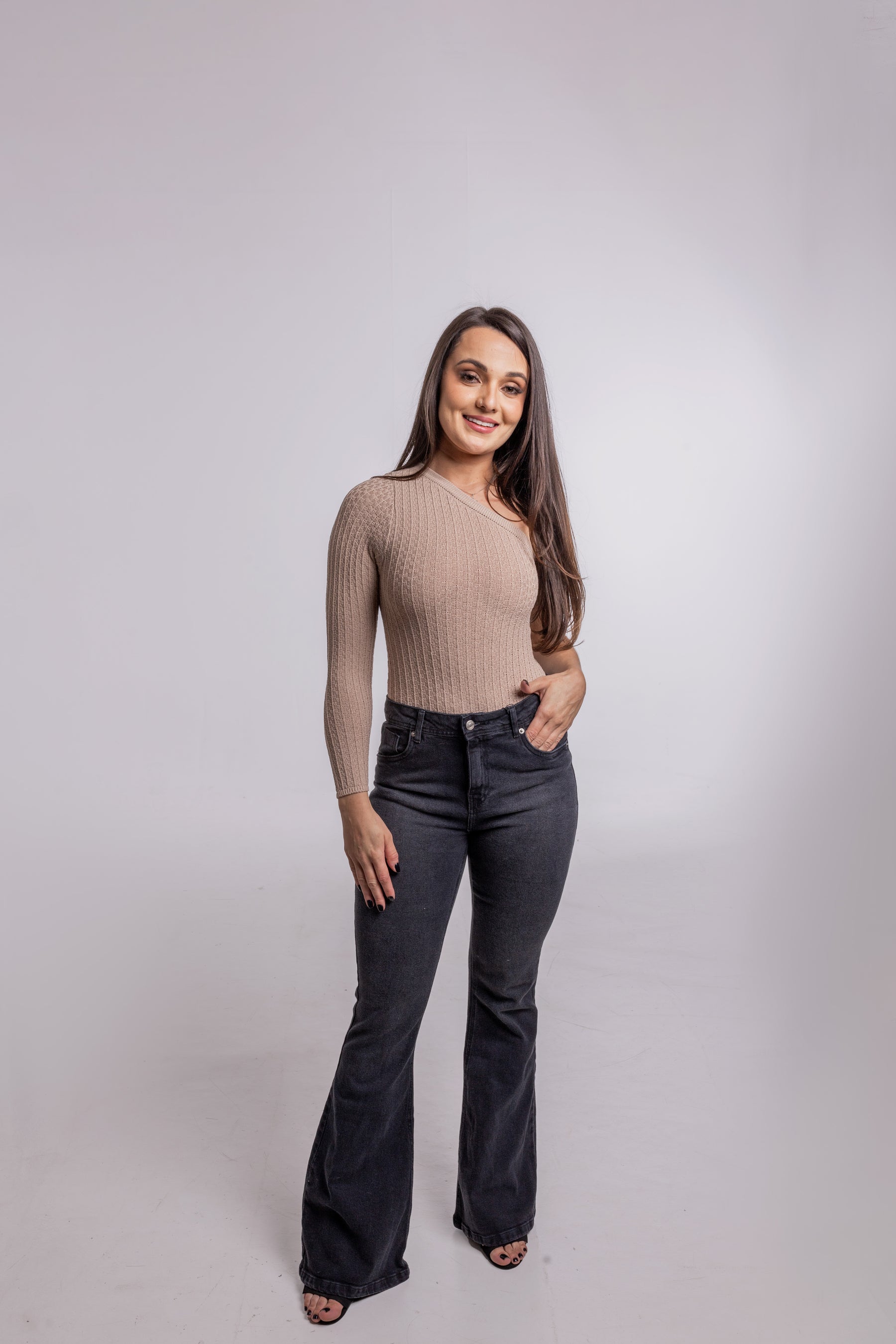 CALÇA JEANS FLARE PRETA CÓS ALTO - ESTILO, CONFORTO E AJUSTE PERFEITO