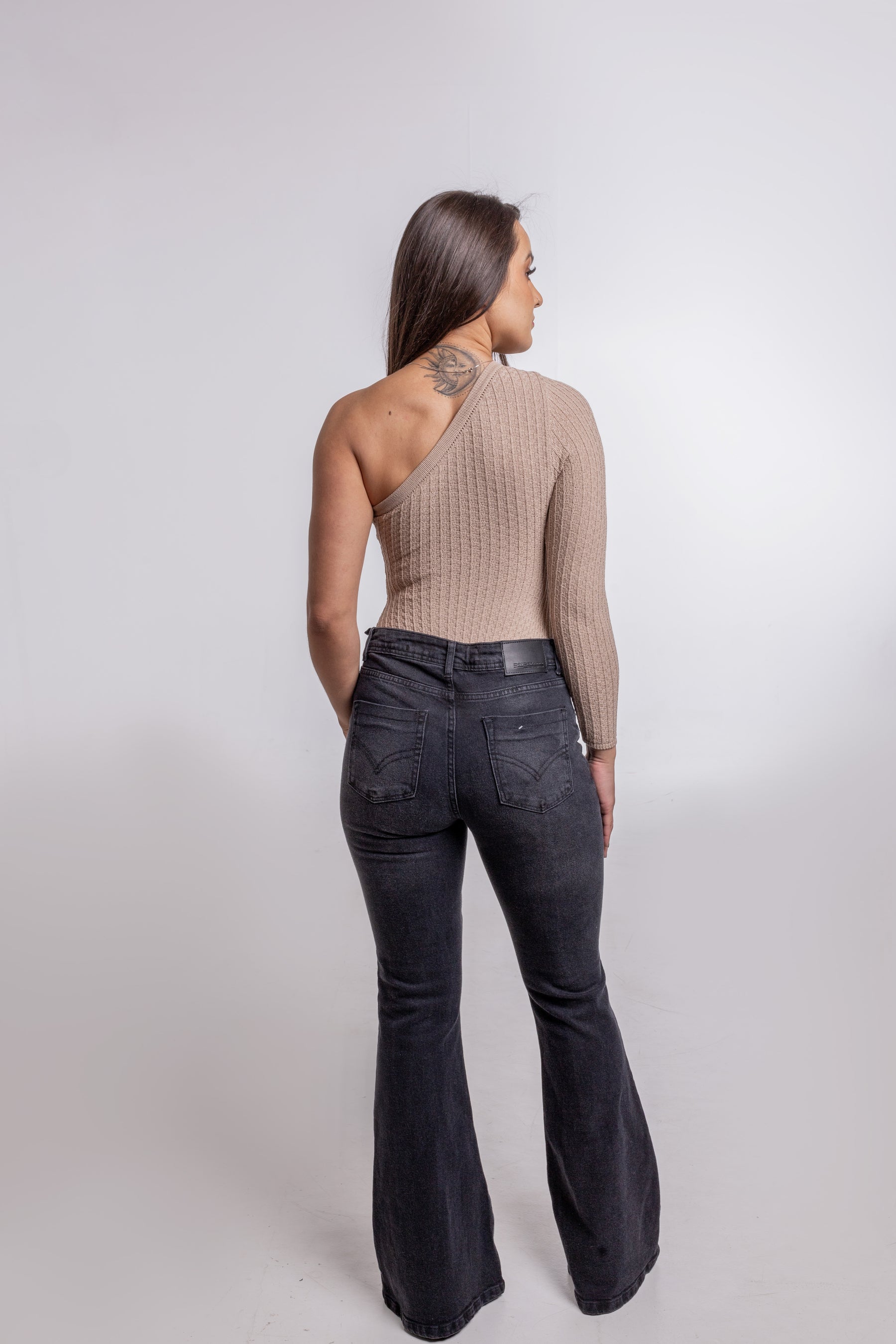 CALÇA JEANS FLARE PRETA CÓS ALTO - ESTILO, CONFORTO E AJUSTE PERFEITO