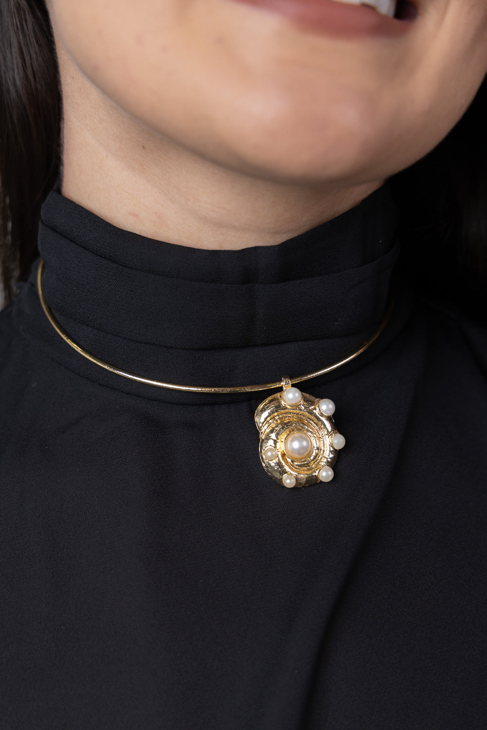 CHOKER DOURADO COM PINGENTE EM CONCHA E DETALHES EM PEROLAS