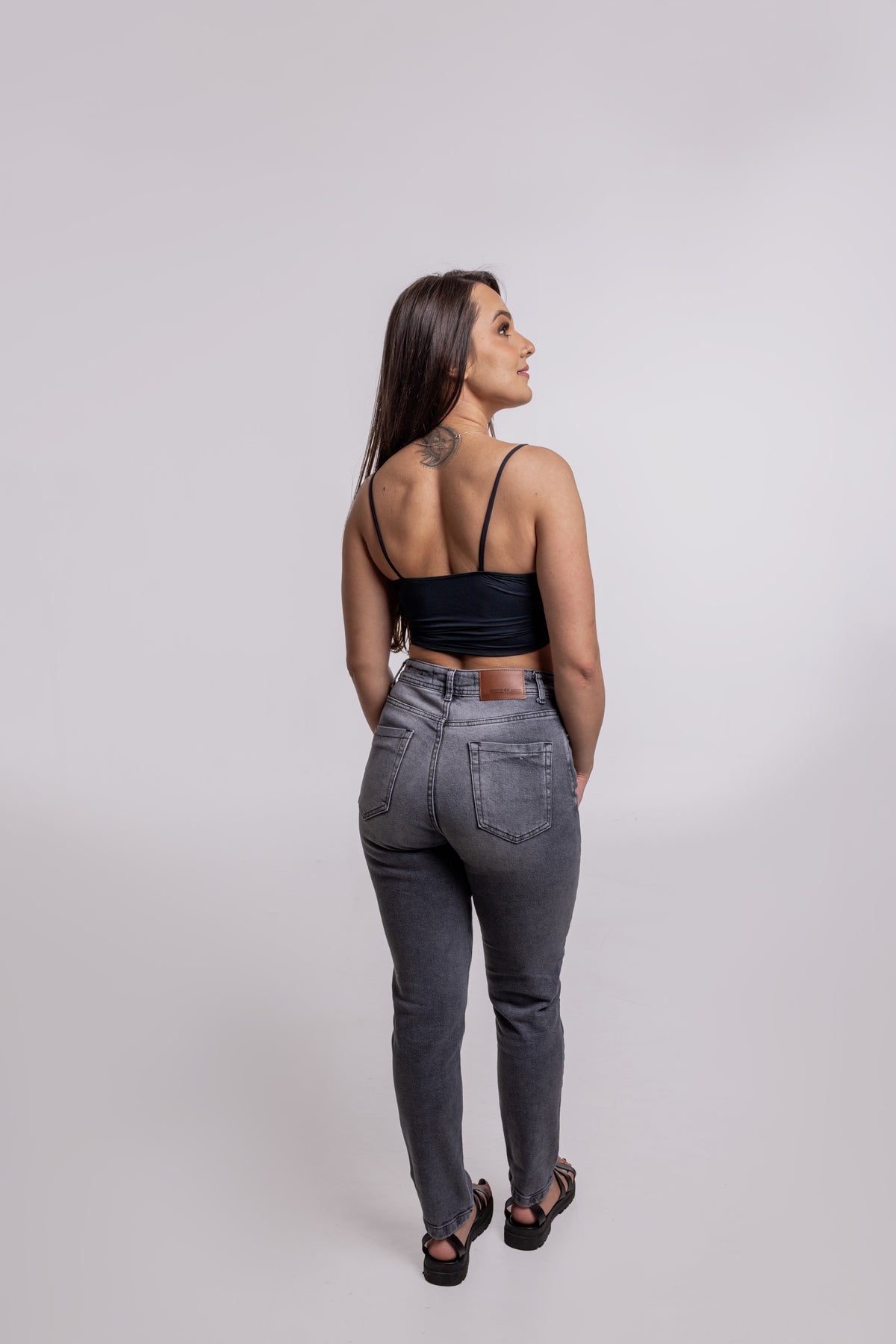 CALÇA JEANS PRETA ESTILO MOM CÓS ALTO - CONFORTO E ELEGÂNCIA